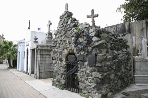贝隆夫人墓及纪念碑